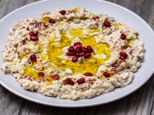TudoGostoso ensina receita de aperitivo libanês saudável feito com berinjela cozida no micro-ondas, iogurte e azeite: perfeito para servir com torradinhas!