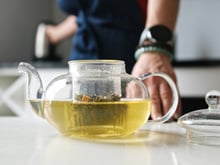 O que acontece com os benefícios se você ferver as folhas do chá de louro? Saiba como preparar a bebida antioxidante do jeito certo