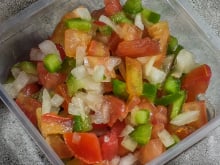 Esses são os truques da FAMÍLIA TUDOGOSTOSO para incrementar o vinagrete e realçar o sabor desse molho tão querido