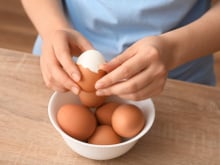 Truque para descascar o ovo de forma perfeita