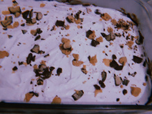 Bombom na travessa com chantilly e bombom