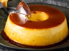 Essa receita do TudoGostoso prova que é possível fazer um pudim de pão lisinho e leve igual ao tradicional