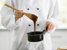 Cobertura de chocolate durinha: 3 receitas e dicas de como fazer