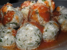 Nhoque de ricota com espinafre ao molho de tomate