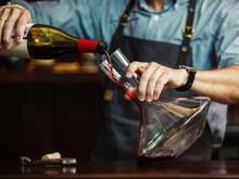 Decantador de vinho: entenda funcionalidade e veja como usar da forma certa