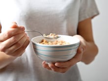 Nutricionista renomada explica por que a aveia é o melhor alimento para reduzir o colesterol se consumido nessa quantidade