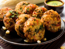 Bolinho de milho com bacalhau
