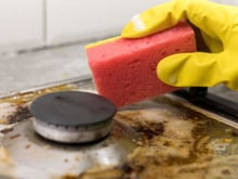 Adeus gordura acumulada: aprenda com o TudoGostoso como limpar o fogão usando percarbonato de sódio