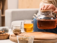 Quer substituir o café pela manhã? Esses 3 chás vão te energia e disposição e são fáceis de fazer