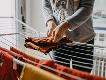 O truque simples para secar roupas mais rápido dentro de casa envolve um item que você usa todos os dias: TudoGostoso explica