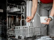 Se a sua lava-louças não está mais lavando direito, o problema pode ser mau uso!