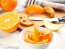 Cheiro de peixe na cozinha? O truque da casca de laranja que elimina o odor em minutos