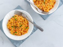 Como fazer miojo diferente? Transforme macarrão instantâneo em prato gourmet