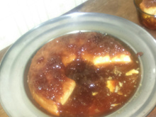 Pudim de leite com calda de morango