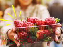 Truque simples e inesperado mantém os morangos frescos por mais três semanas - e você faz em 10 minutos