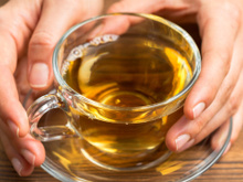 Chá da juventude é uma explosão de antioxidantes para a sua pele: beba pela manhã e veja efeitos nas rugas e nos cabelos também!