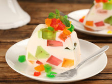 Dia das Crianças: todo ano a minha filha pede para fazer essa receita de gelatina colorida, ainda bem que é fácil e rápida