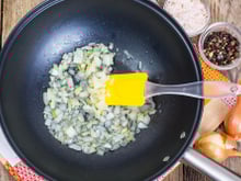 Poucos sabem, mas refogar o alho antes ou depois da cebola pode fazer toda diferença no prato