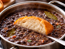 Demorei anos para entender por que minha avó colocava pão na panela do feijão e agora faço igual