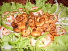 Camarão agridoce com salada verde