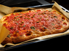 Experimentei a pizza viral de frango à parmegiana e agora ela é receita favorita de toda a minha família