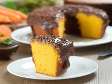 O segredo do bolo de cenoura fofinho que nunca sola: a ordem certa de misturar os ingredientes faz toda a diferença