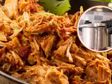 O tempo exato do frango na panela de pressão para desfiar sem passar do ponto