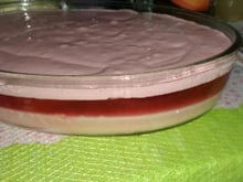 Gelatina de morango com creme de leite condensado