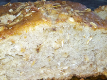 Bolo de banana com granola e iogurte