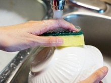 Como higienizar esponja de cozinha do jeito certo: você vai se surpreender com o que NÃO deve fazer!