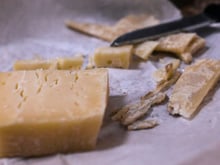 Sempre que ia ao supermercado, ele mordiscava um pedaço de queijo: o homem de 70 anos foi finalmente preso após vários meses de "beliscagem"