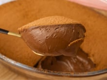 Nem forno, nem fogão: essa sobremesa cremosa de chocolate com 4 ingredientes é fácil e irresistível para você fazer ainda hoje