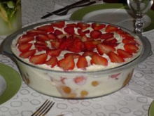 Pavê de suspiros e morangos