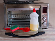 "É importante não tocar...": o truque que pouca gente sabe para limpar o forno elétrico e deixá-lo como novo