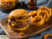 Hambúrguer com cebolas empanadas