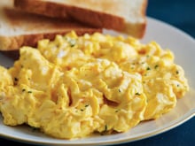 A maioria das pessoas prepara ovos mexidos com leite, mas eles ficam muito mais saborosos com outro ingrediente