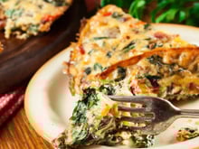 Torta salgada de espinafre e frango: versátil e nutritiva, perfeita para jantares e almoços rápidos