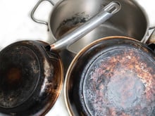 A parte de trás de sua frigideira ou panela ficou preta? Aqui está a maneira mais eficaz de recuperá-la