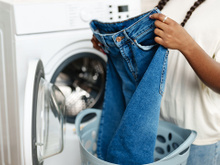 Antes de jogar o jeans na máquina, leia isso aqui: o detalhe que decide se ele vai durar ou não