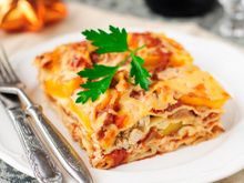 Essa lasanha cremosa com abóbora, provolone e cogumelos porcini é digna de chef italiano, mas você faz o almoço gourmet rapidinho em casa