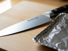 O melhor truque de dona de casa para afiar as facas cegas em segundos: você só precisa de um pedaço de papel-alumínio