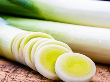 A maioria faz errado: veja como lavar alho-poró do jeito certo