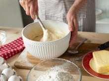 Nem bicarbonato, nem fermento: o ingrediente inesperado que deixa o bolo mais fofinho e úmido