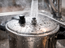 Especialistas alertam: cuidado ao colocar a panela de pressão quente em contato com a água da torneira