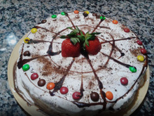 Bolo de brigadeiro e achocolatado com flocos crocantes