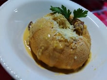 Creme de milho com bacon, calabresa e batata salsa
