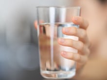 Um homem bebe 2 litros de água por dia, mas desenvolve pedras nos rins. Médicos apontam 5 alimentos de risco que muitas pessoas consomem regularmente