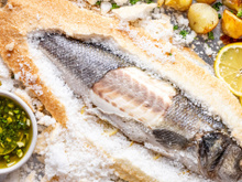 Peixe assado no sal grosso