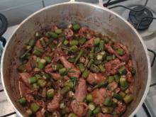 Frango de granja à moda caipira com Quiabo