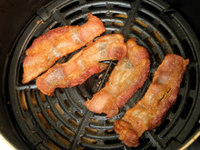 Bacon na airfryer sequinho, crocante e douradinho fica pronto em minutos e você não vai resistir